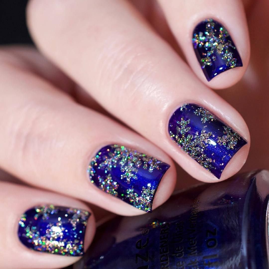 Маникюр синего цвета с блестками