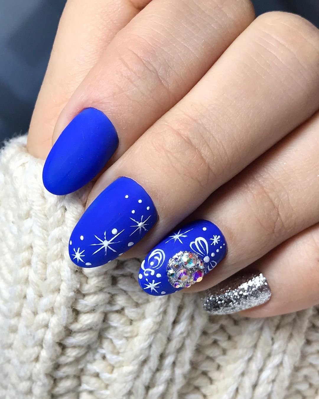 Новогодний маникюр синий с белым