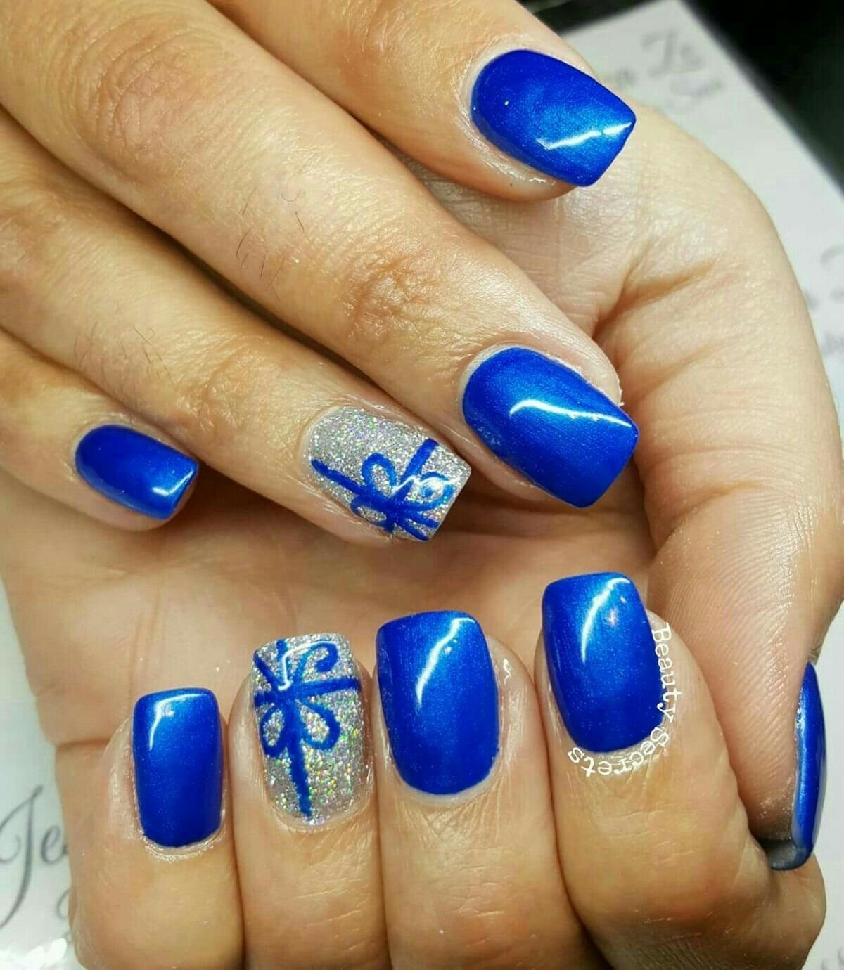 Ногти синие с бантом