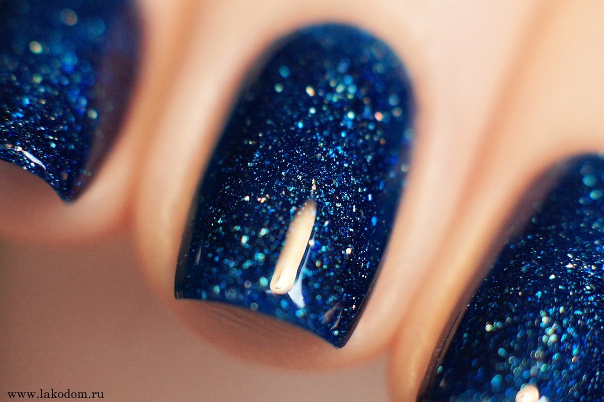 Маникюр синий с блестками