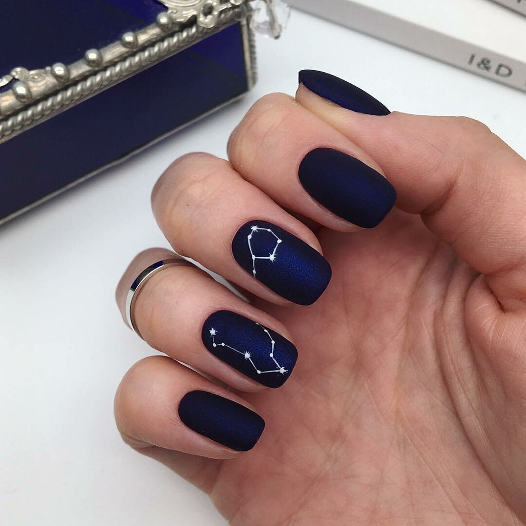 Темно стним матовый маникюр