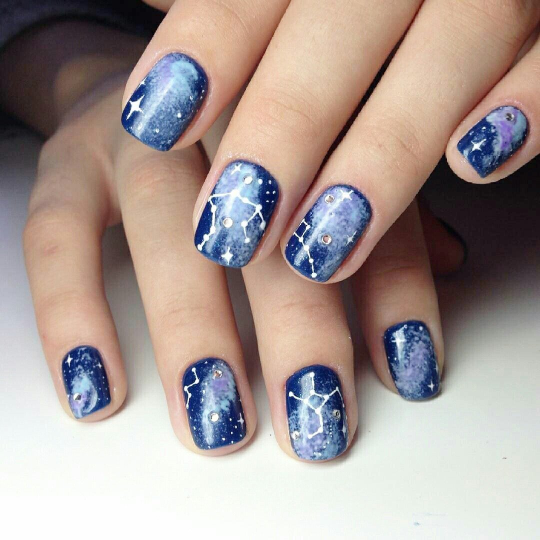 Маникюр с созвездиями