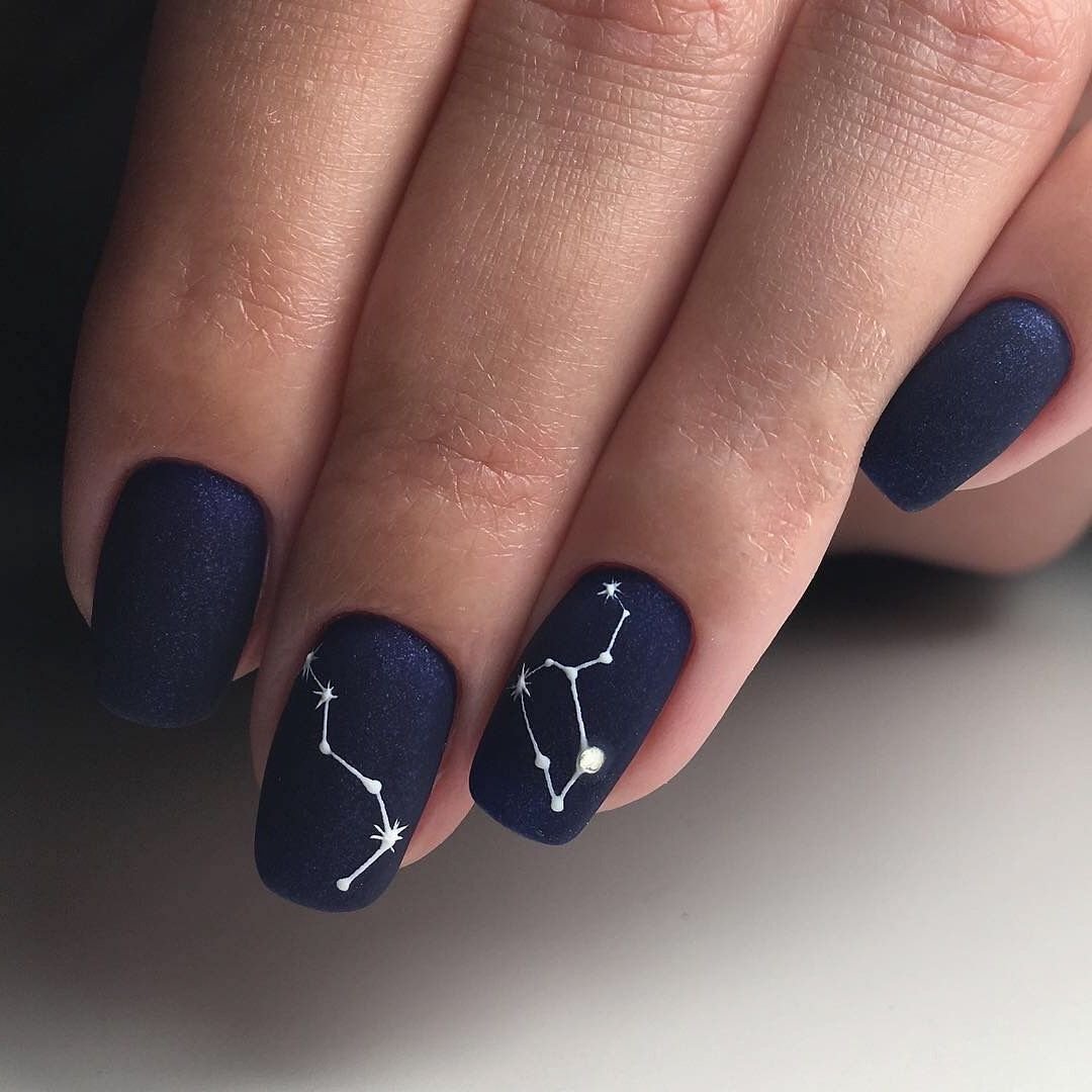 Маникюр с созвездиями
