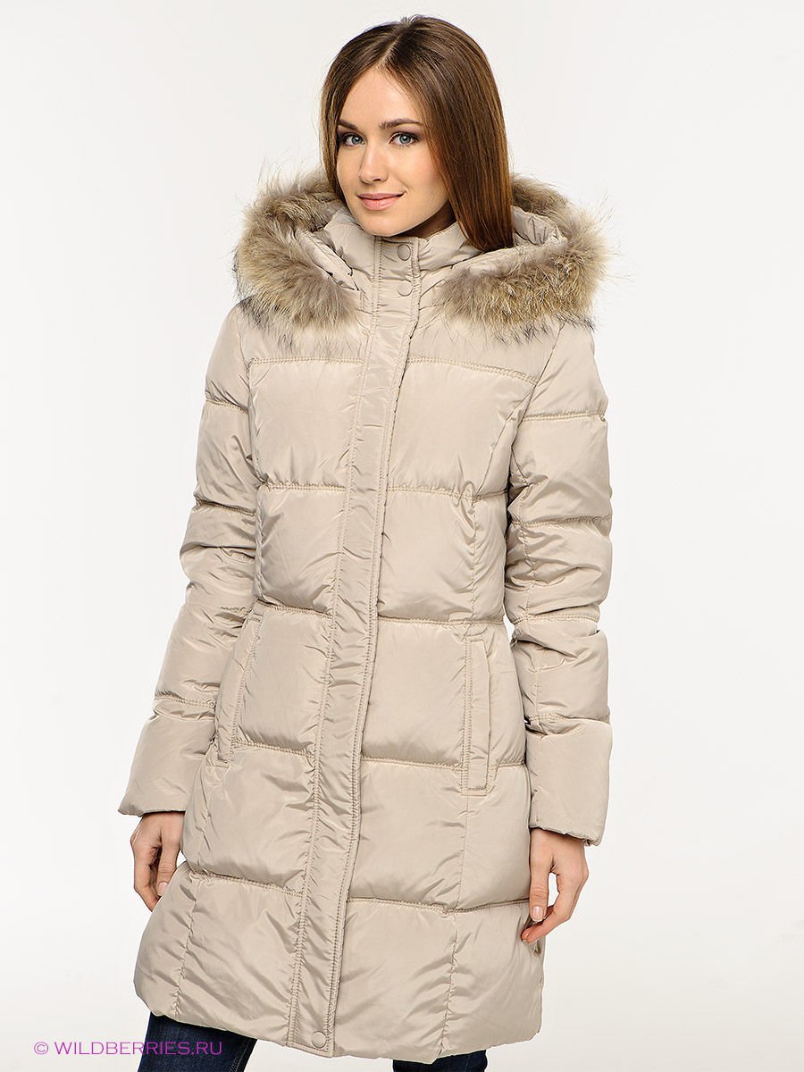 Бежевый пуховик