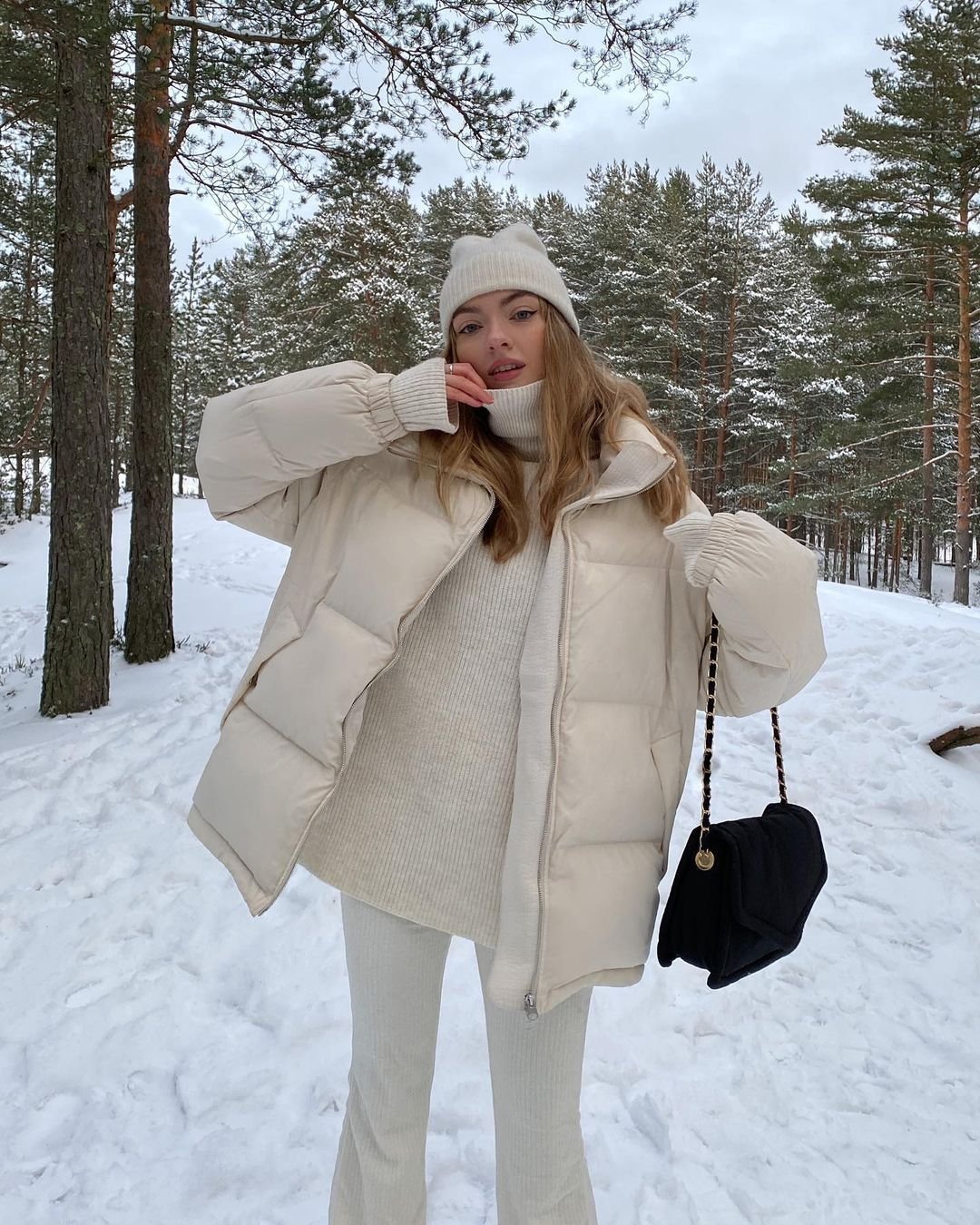 Бежевый пуховик 2023