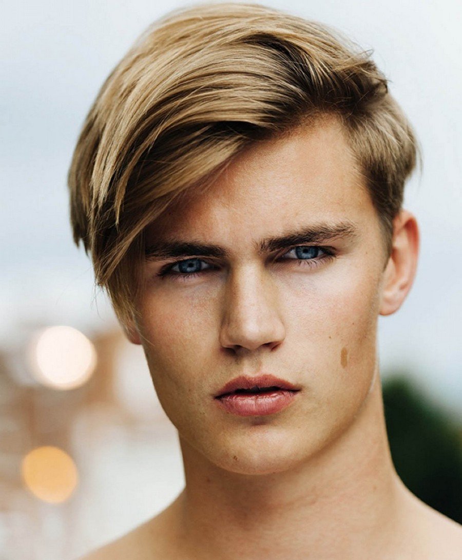 Светловолосый парень