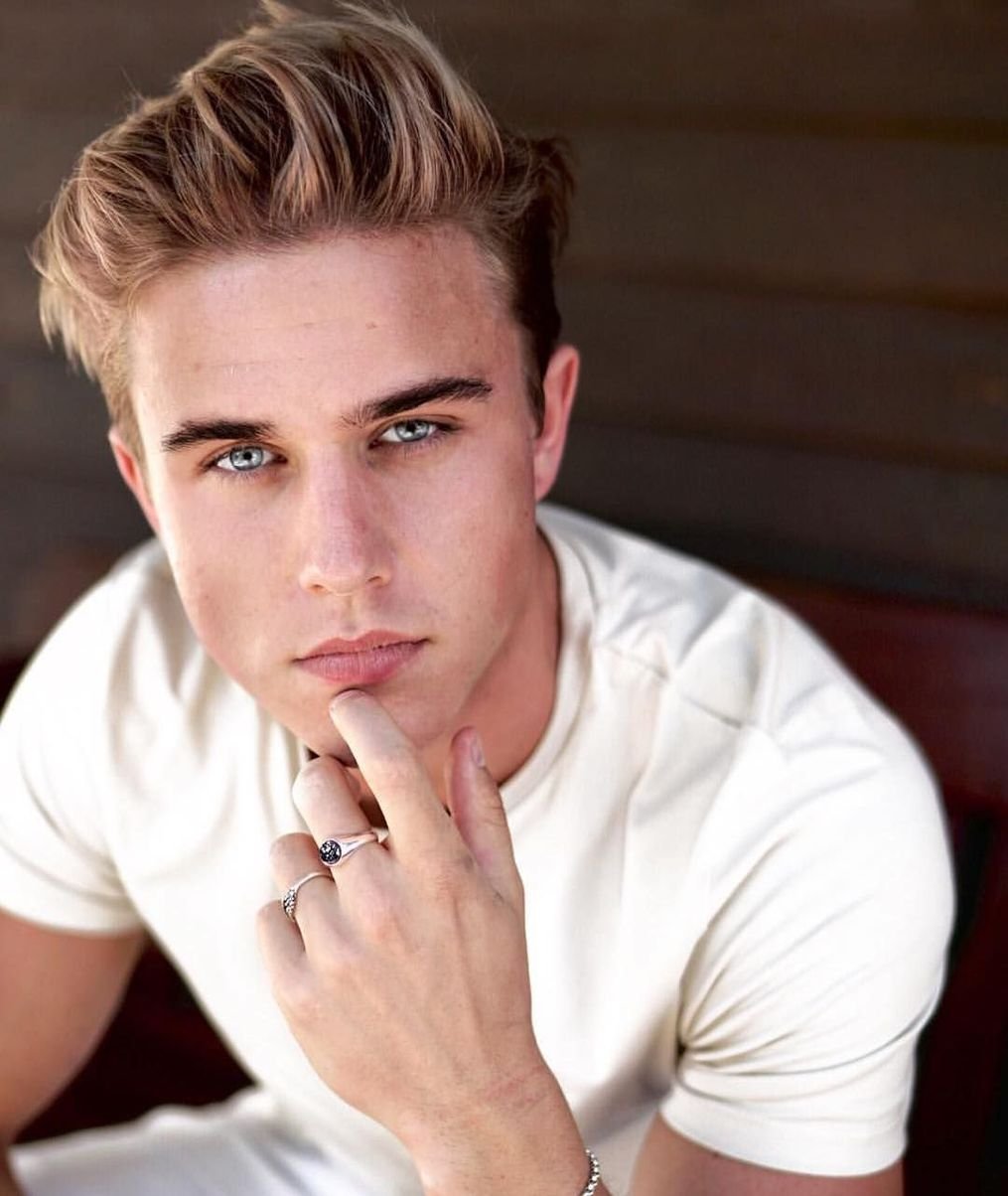 Голубоглазый блондин