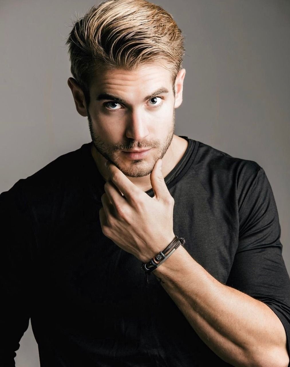 Красавчик блондин