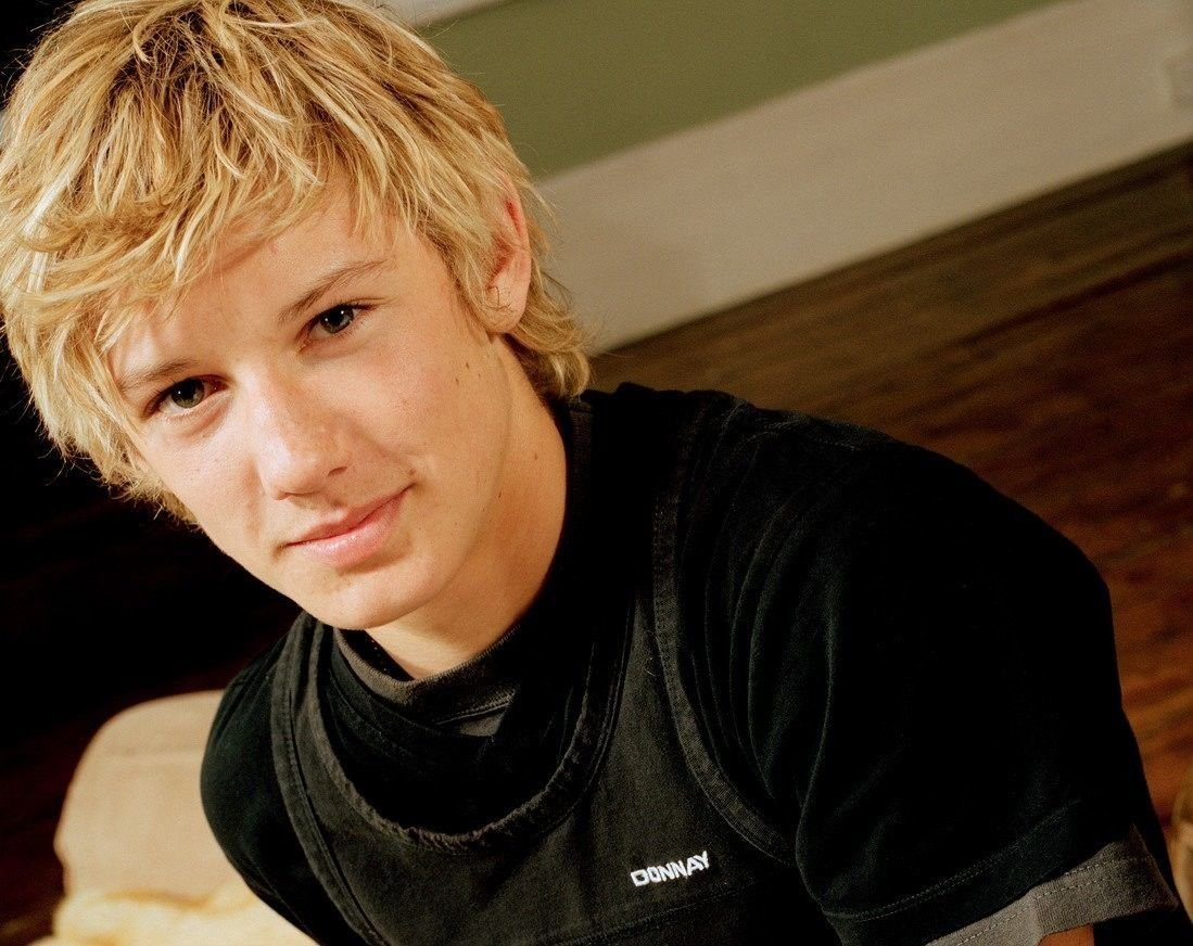 Белобрысый 16 лет певец