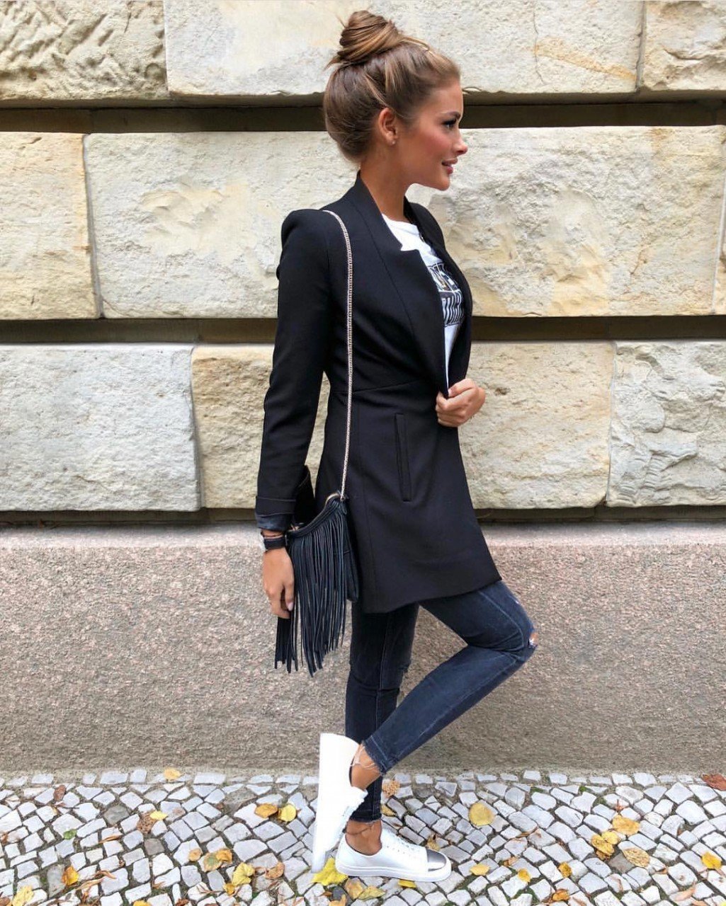 Удлиненный пиджак с кедами