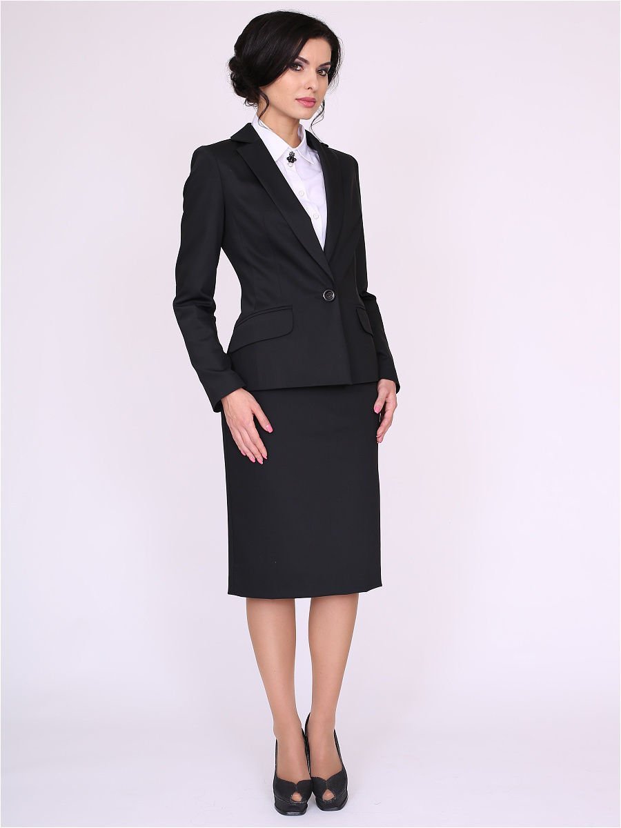 Учитель в строгом костюме