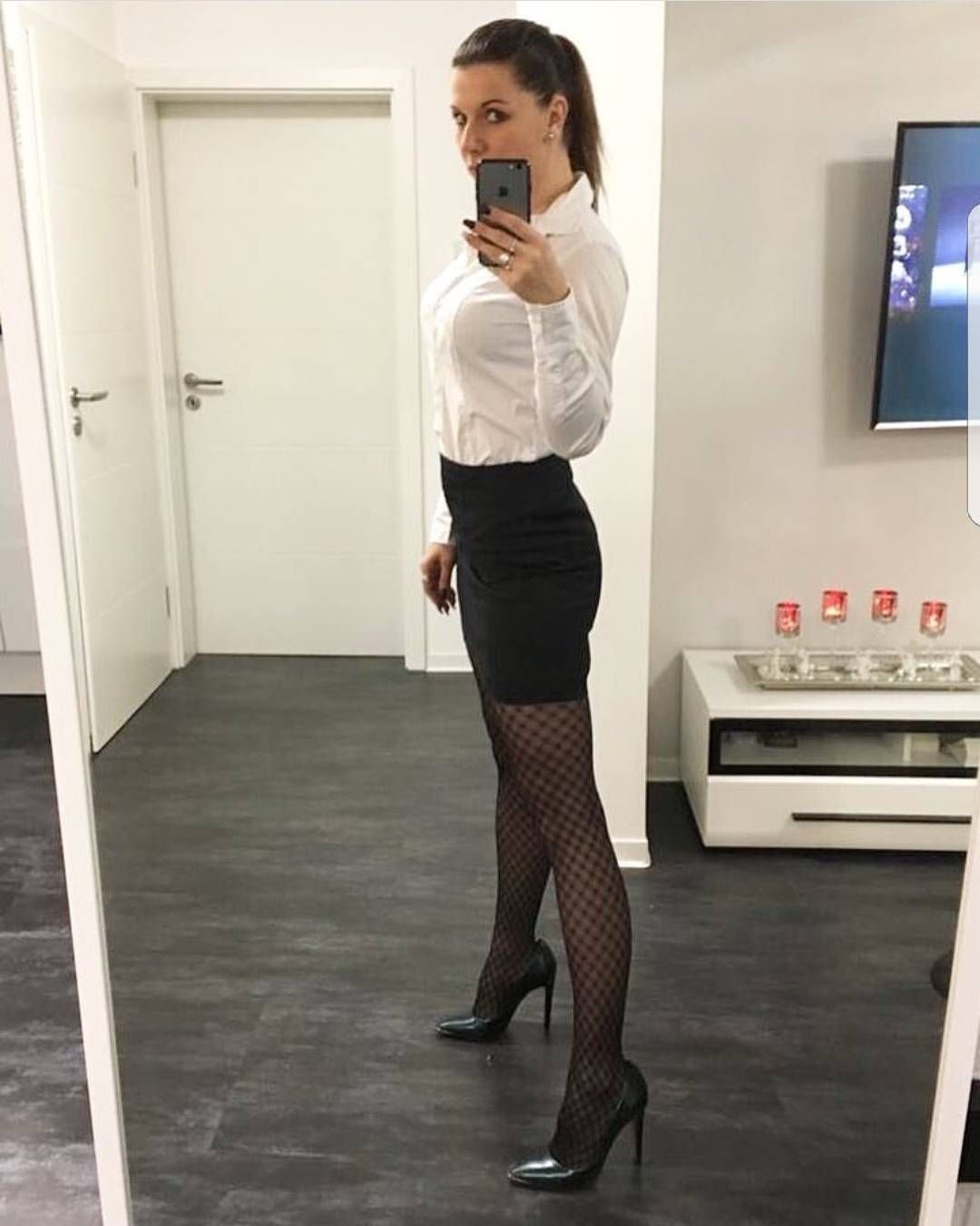 Селфи в офисном платье