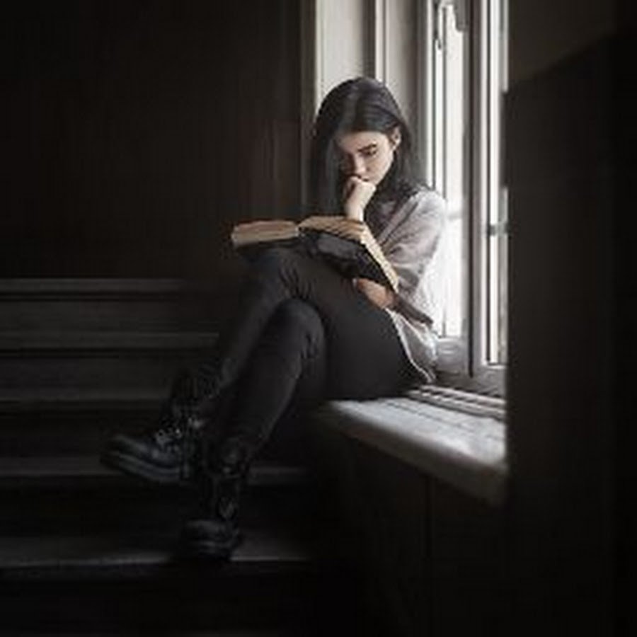 Сероволосая девушка Эстетика