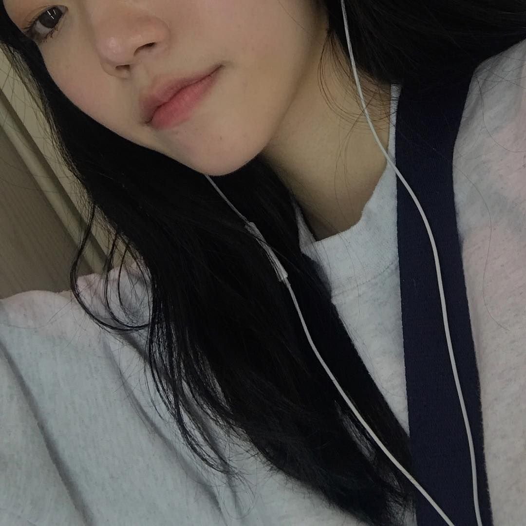 Кореянка 14 лет с черными волосами