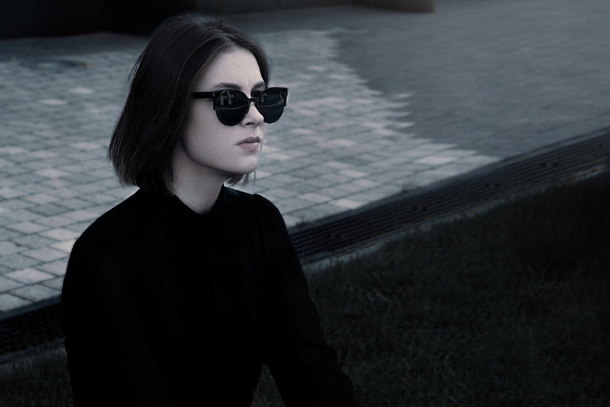 Девушка с черным каре