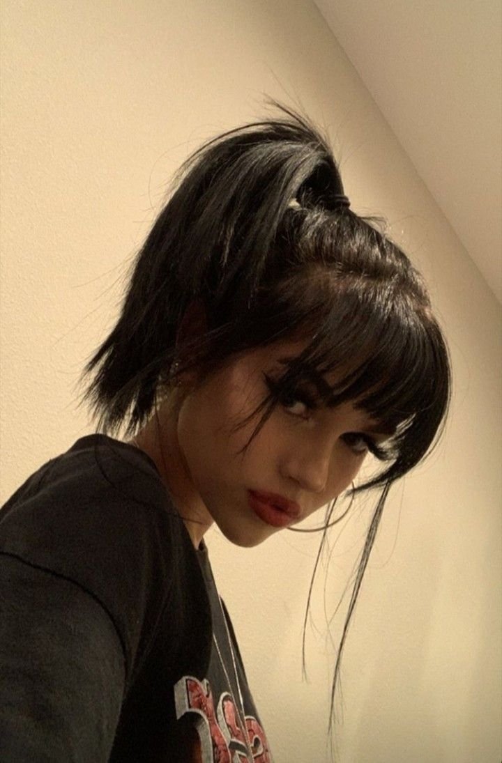 Девушка подросток с черными волосами