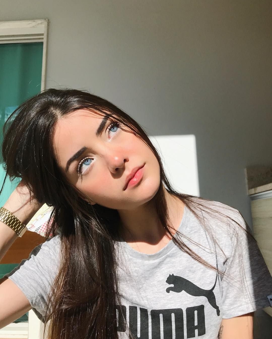 Девушка подросток с черными волосами