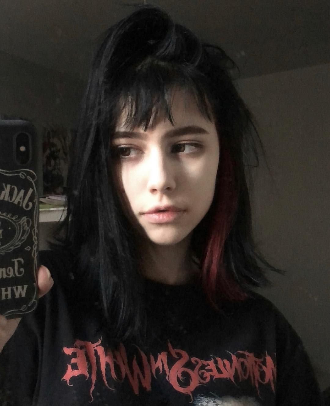 Девушка подросток с черными волосами