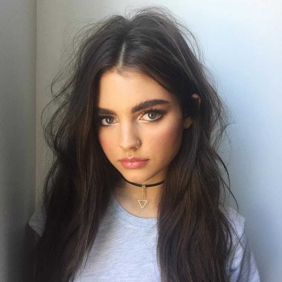 Красивый подросток с черными волосами