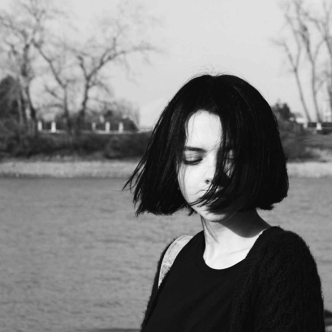 Кира Рауш с темными волосами