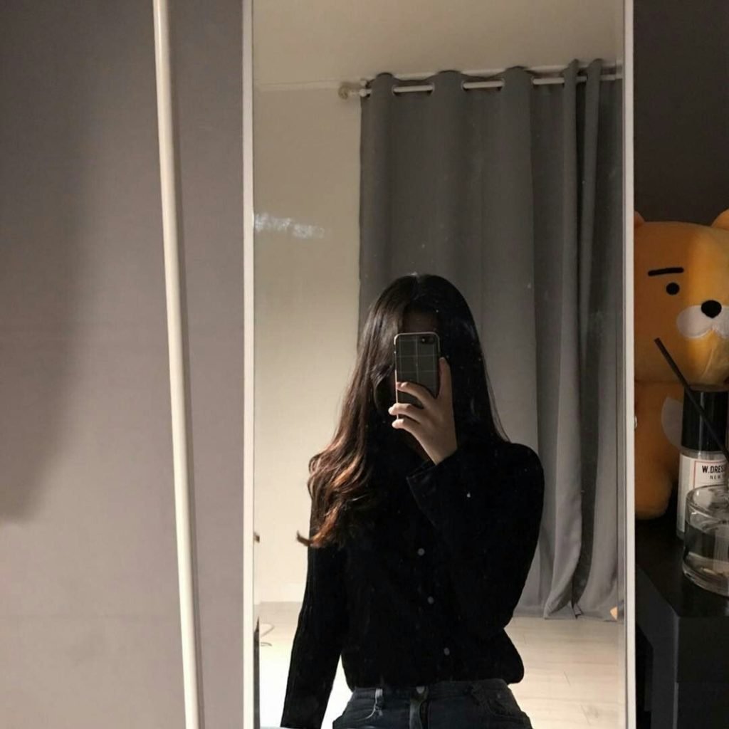 Девушка скрывает лицо