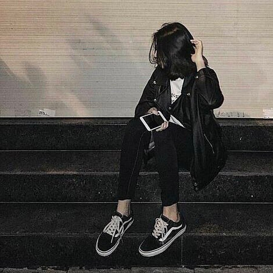 Девочка в черном без лица