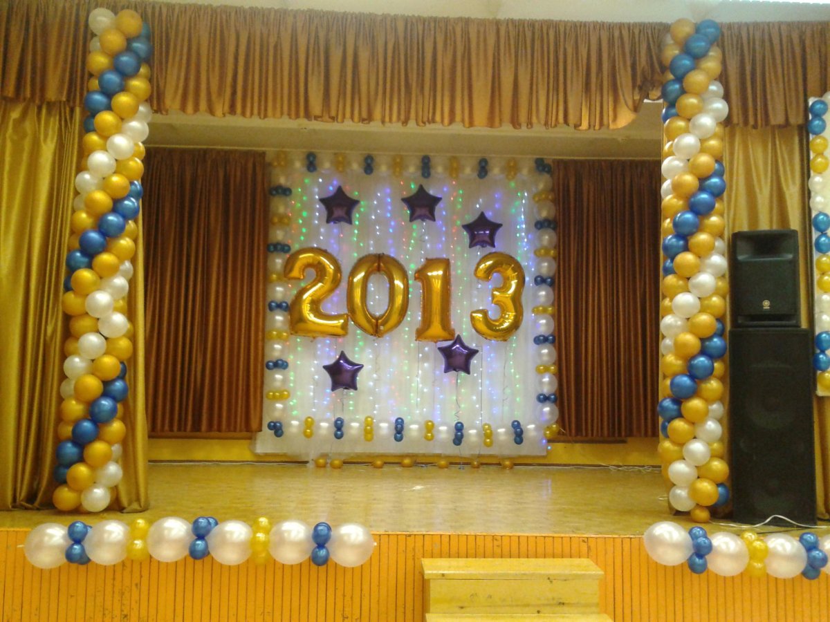 Украшение шарами на выпускной в школе