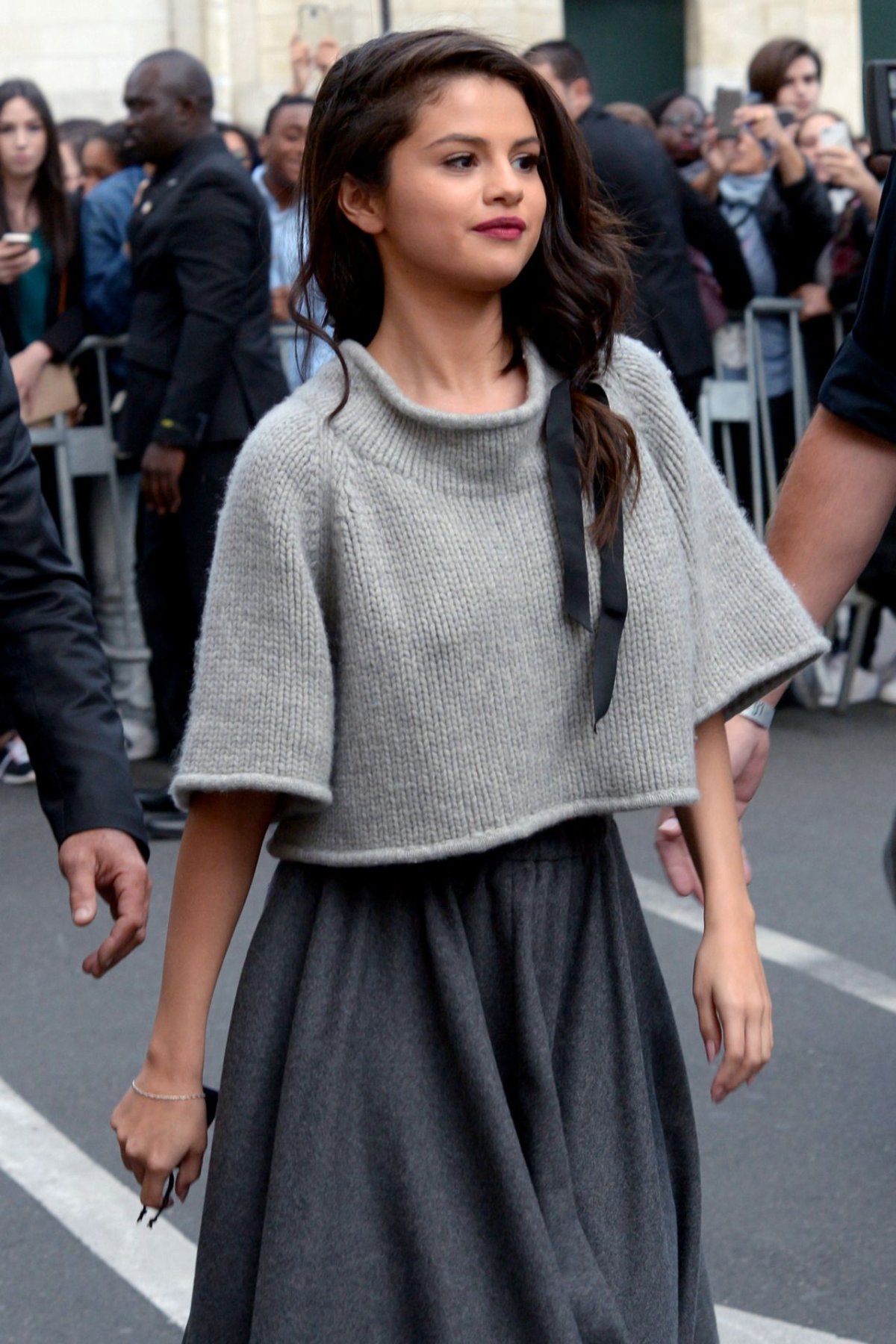 Селена Гомес в черном