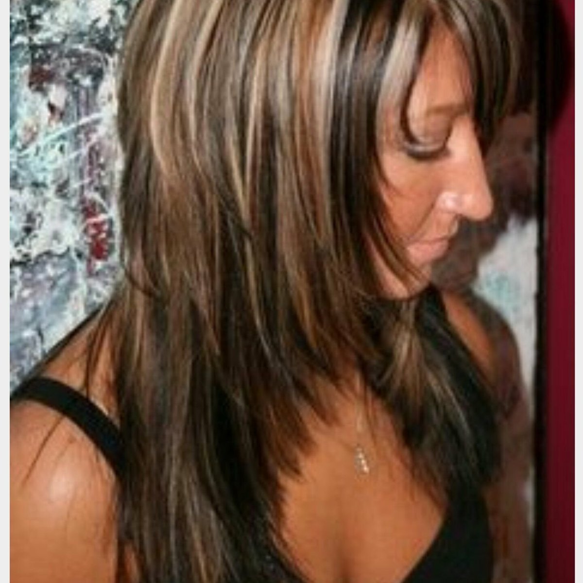 Блондинка с темными прядями