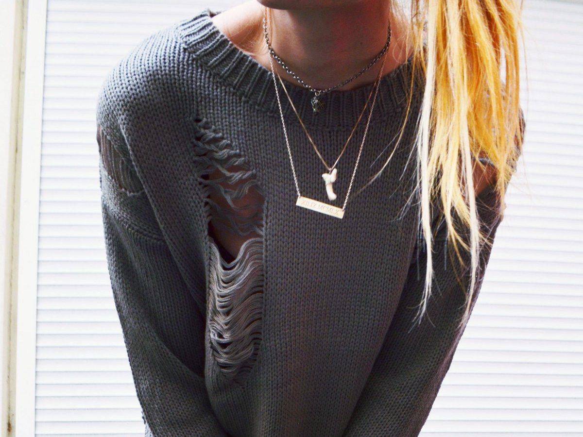 Рваный свитер женский