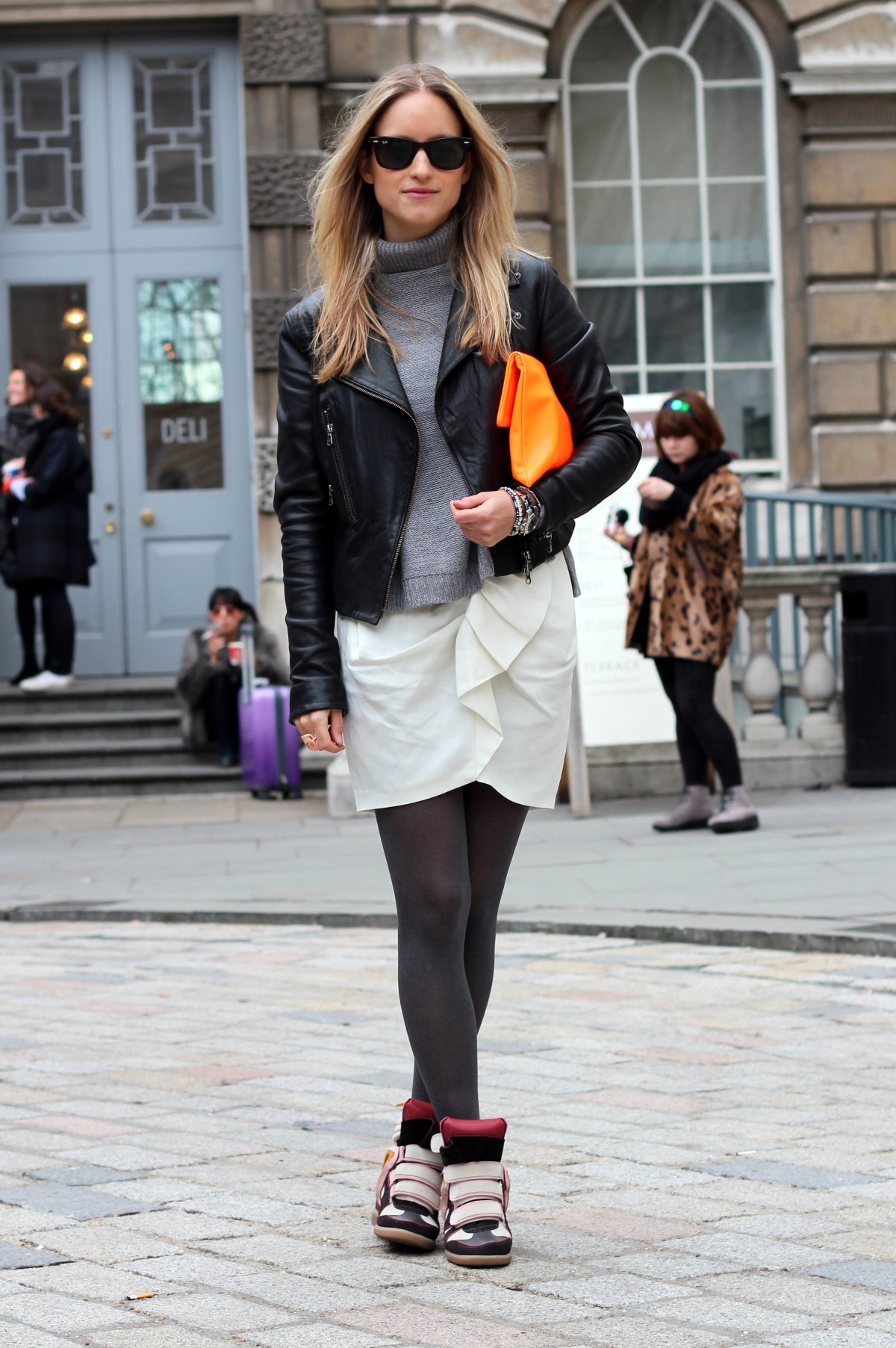 Белые ботинки с юбкой