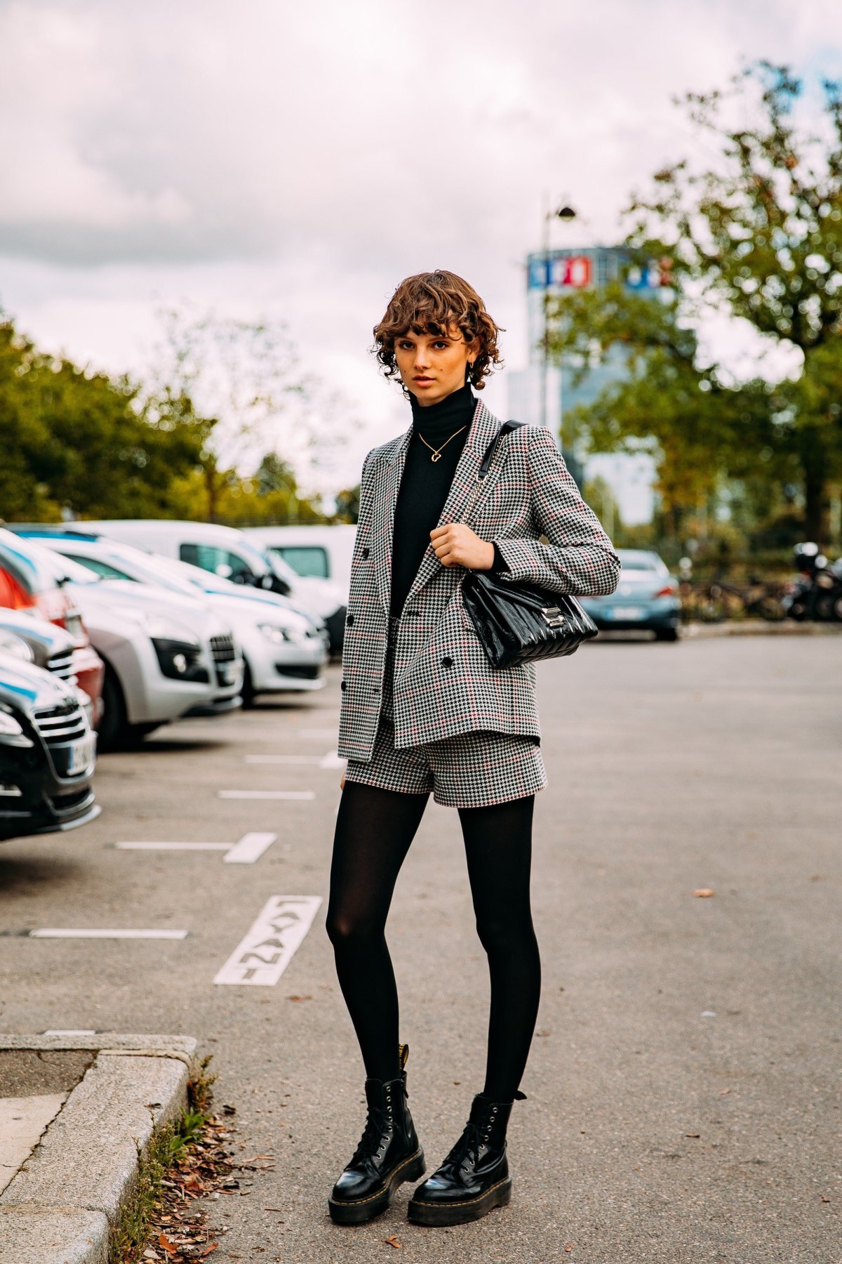 Кожаная юбка со свитером