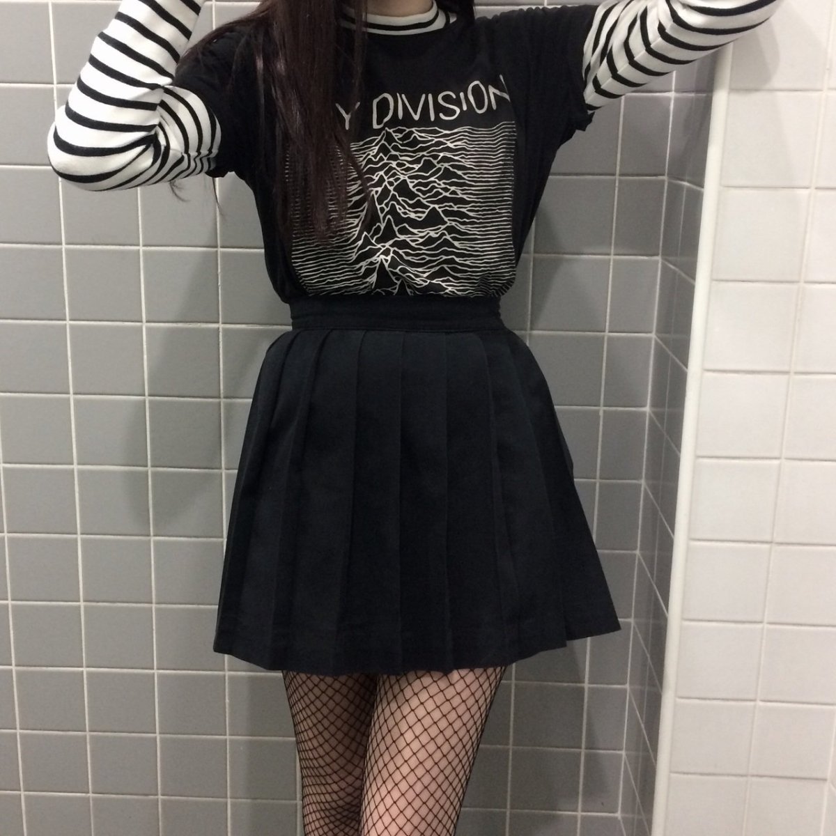 Чёрная одежда для девушек с юбкой