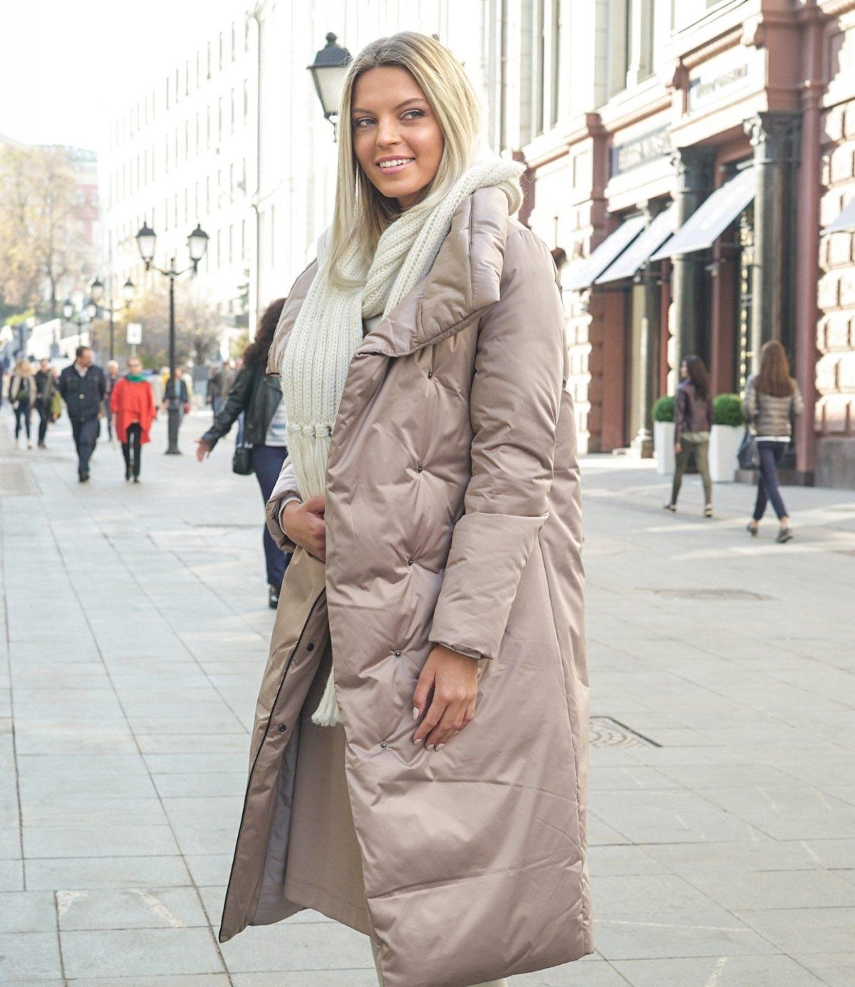 Девушка в пальто и шапке