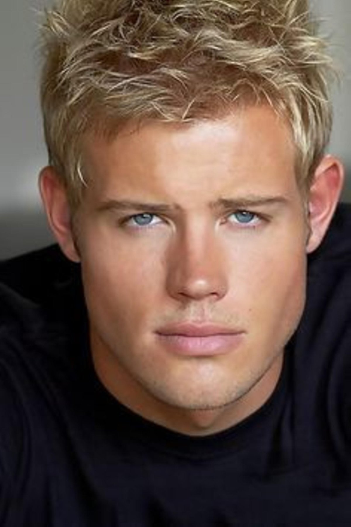 Блондин с голубыми глазами