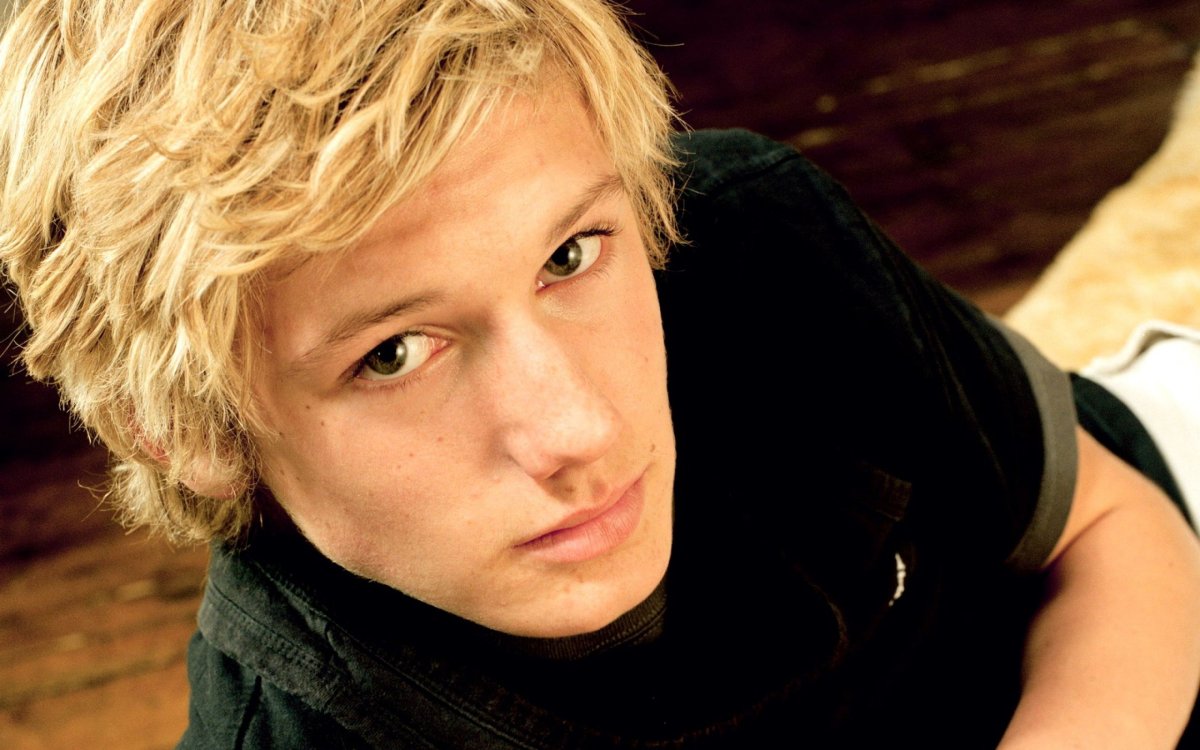 Алекс Нотт блондин