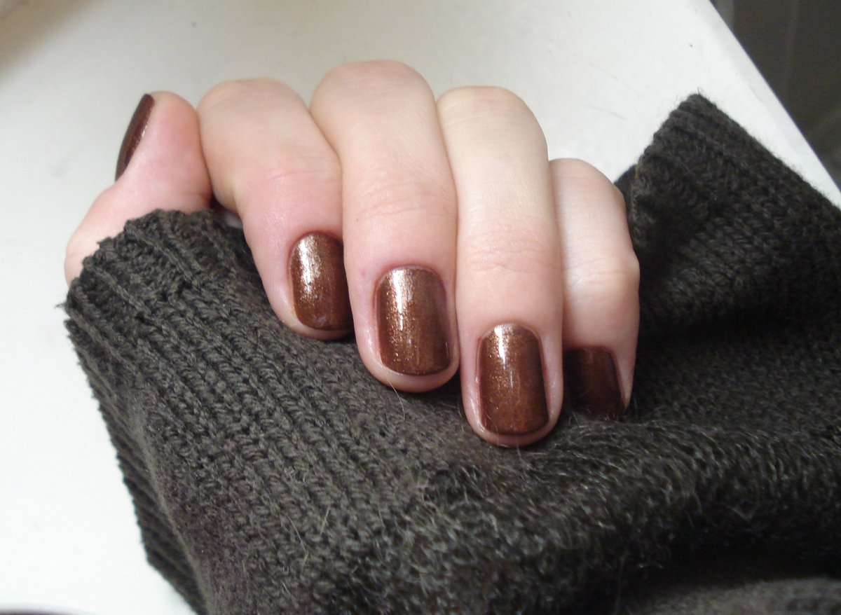 Коричневый лак на коротких ногтях