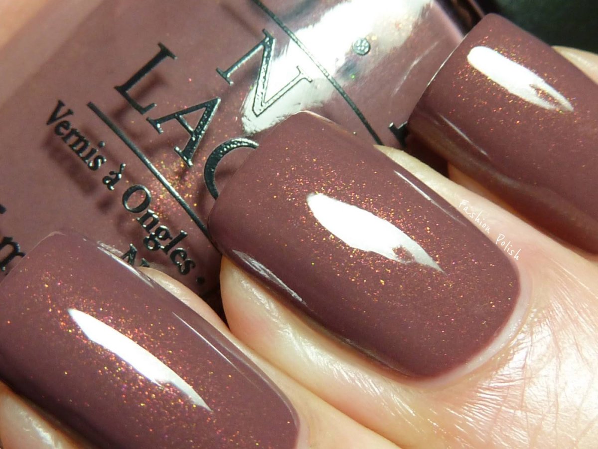 Цвет маникюра к коричневой одежде