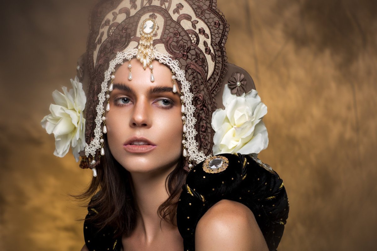 Рита Флорес кокошник