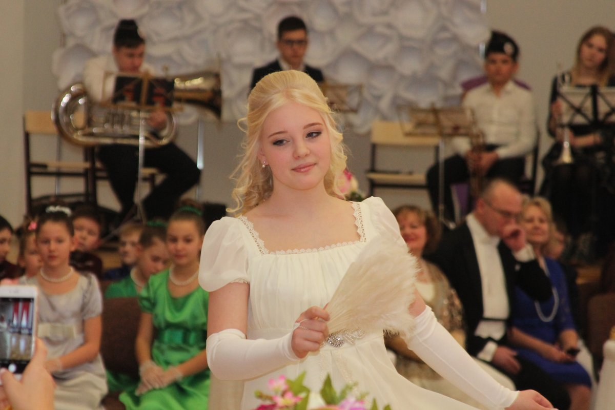 Прическа на Пушкинский бал