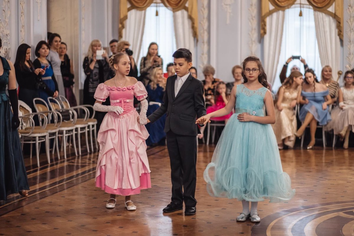 «Школьный бал» (пол Линч, 1980)