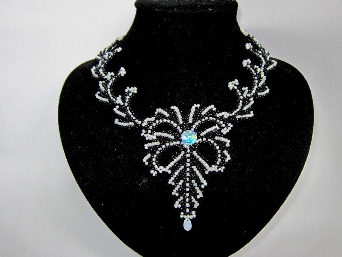 Колье из бисера в форме листика