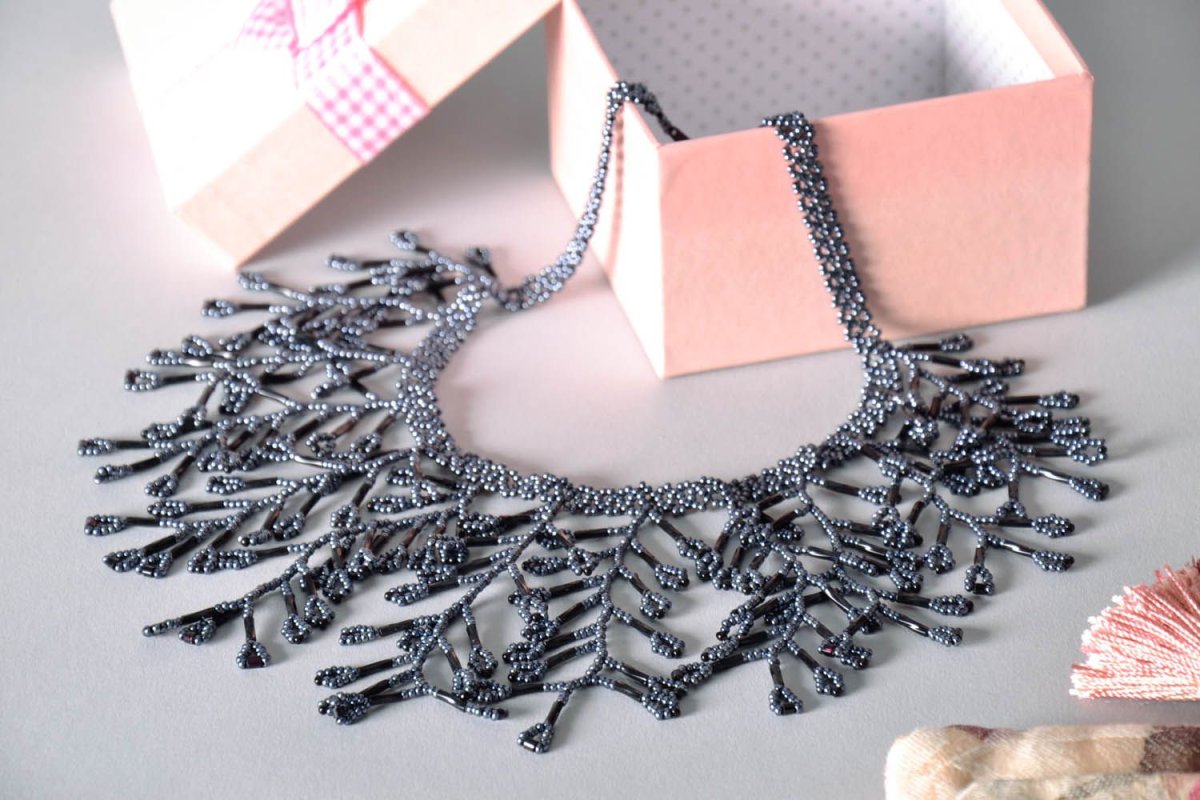 Колье из серого бисера