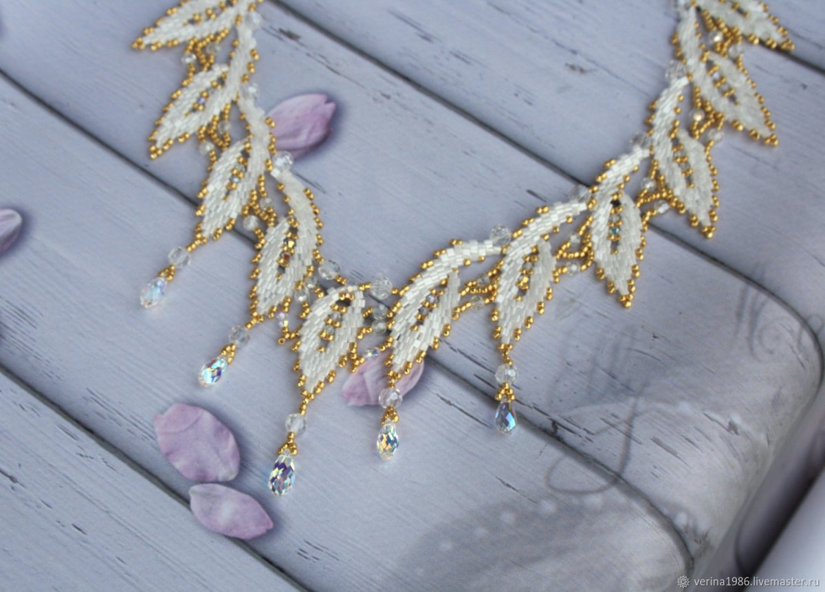 Ожерелье из бисера и перьев