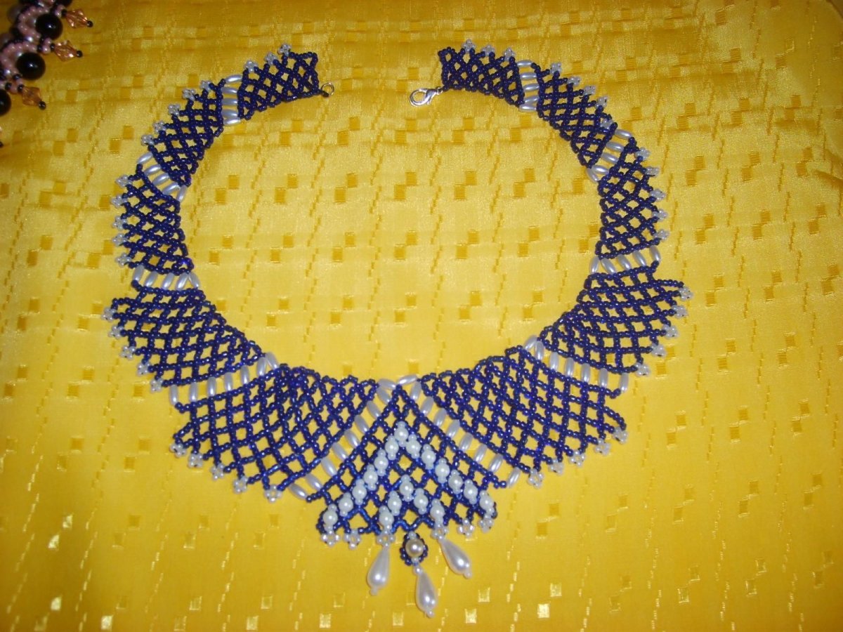Колье из бисера для куклы