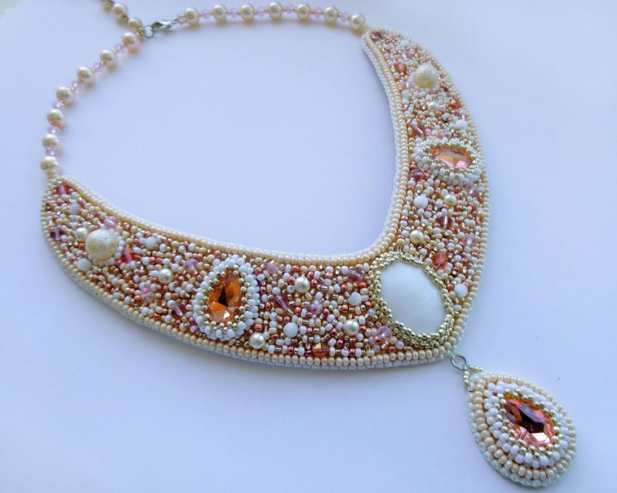 Вышитые колье из бисера
