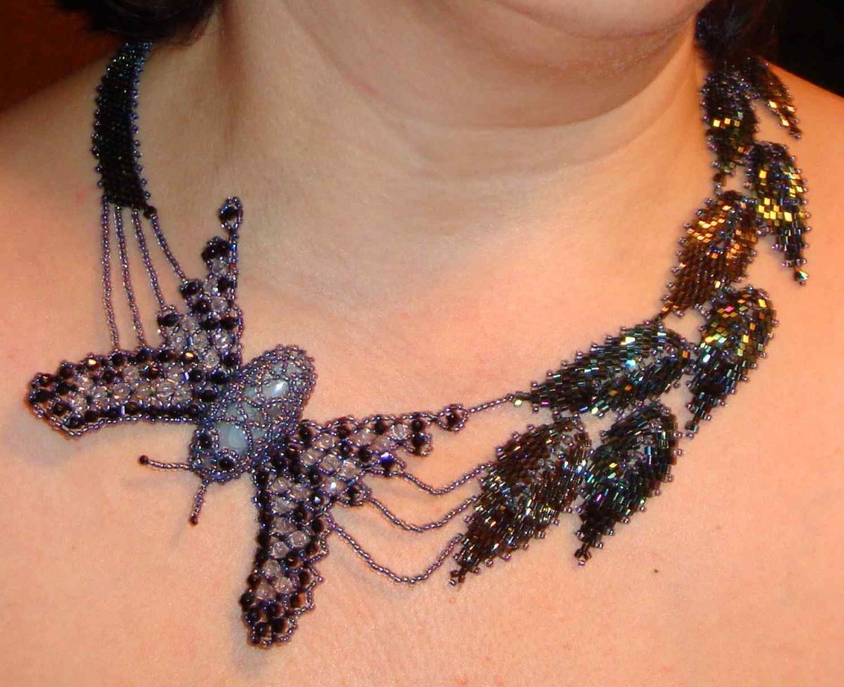 Ожерелье с бабочками из бисера