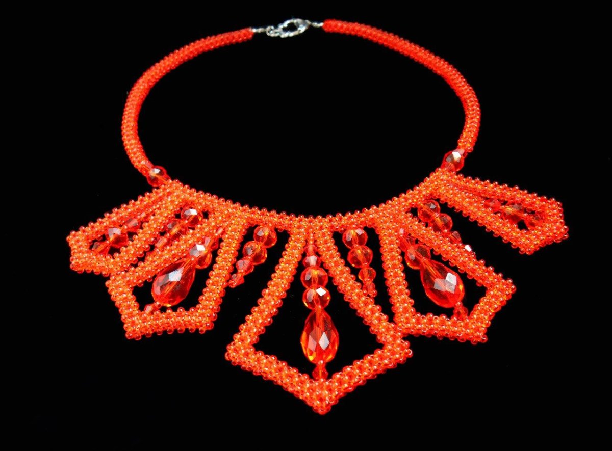 Бусы из квадратного жгута