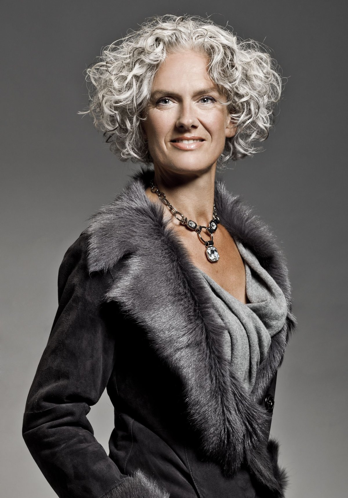 Седые короткие кудрявые волосы