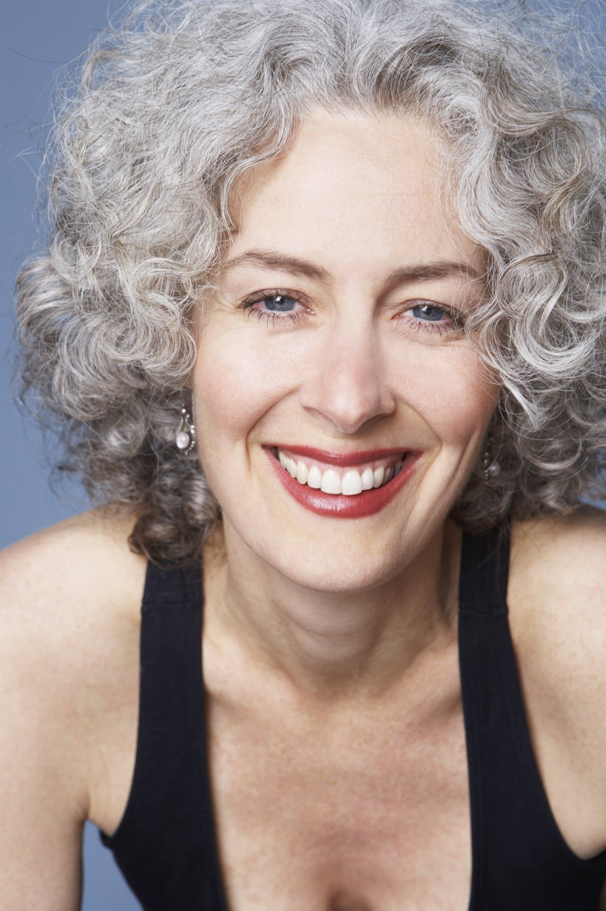 Седые короткие кудрявые волосы